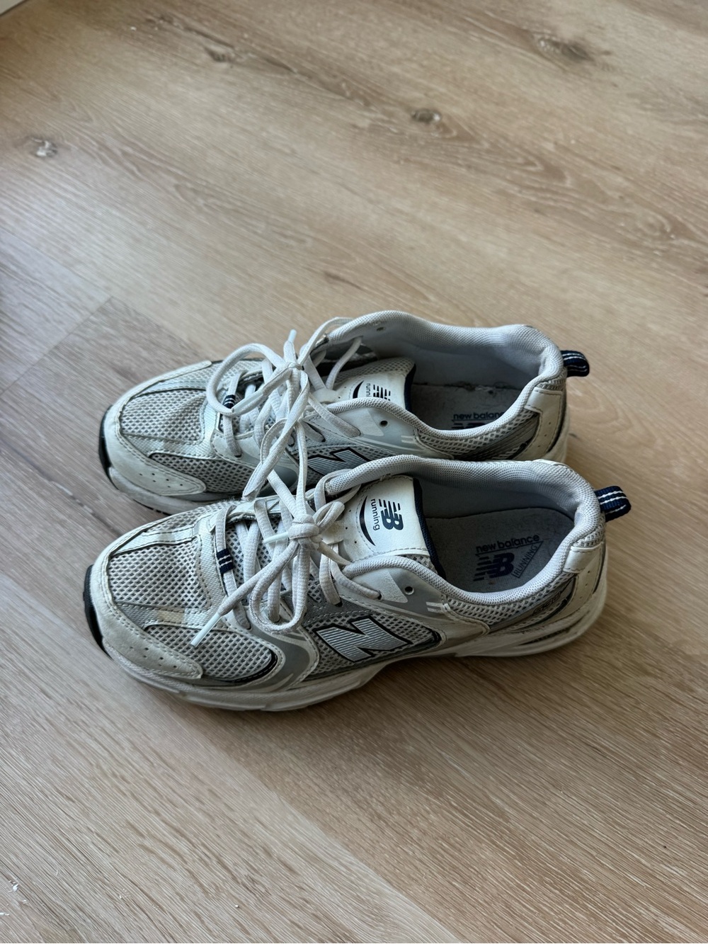 New Balance Men’s 6 woman’s 8 White and Gray 530 Athletic Sneakers - Picture 3 of 5